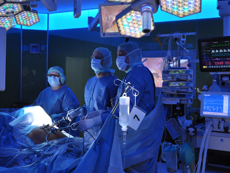 Operation with a minimally invasive surgical method in the clinic for visceral surgery in the Albertinen Hospital/Albertinen International in Hamburg