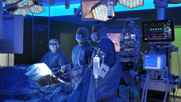 Operation mit minimalinvasiver Operationsmethode in der Klinik für Viszeralchirurgie im Albertinen Krankenhaus/Albertinen International in Hamburg