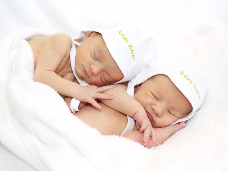 [Translate to Arabisch:] Zwei neugeborene Babys im Albertinen Geburtszentrum in Hamburg
