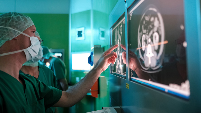 Doctors examine examination images in the clinic for urology and uro-oncology in the Albertinen Hospital/Albertinen International in Hamburg Doctors examine examination images in the clinic for urology and uro-oncology in the Albertinen Hospital/Albertinen International in Hamburg