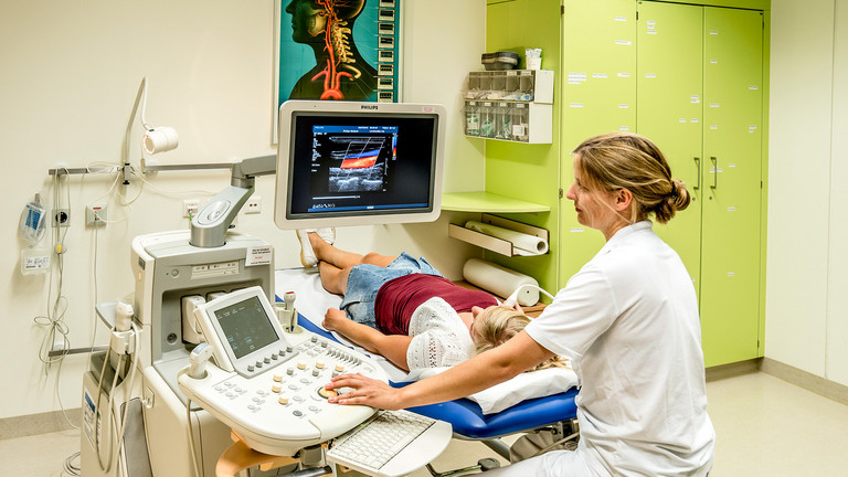 Neurological examination of a patient in the neurological department of the Albertinen Hospital/Albertinen International in Hamburg Neurological examination of a patient in the neurological department of the Albertinen Hospital/Albertinen International in Hamburg
