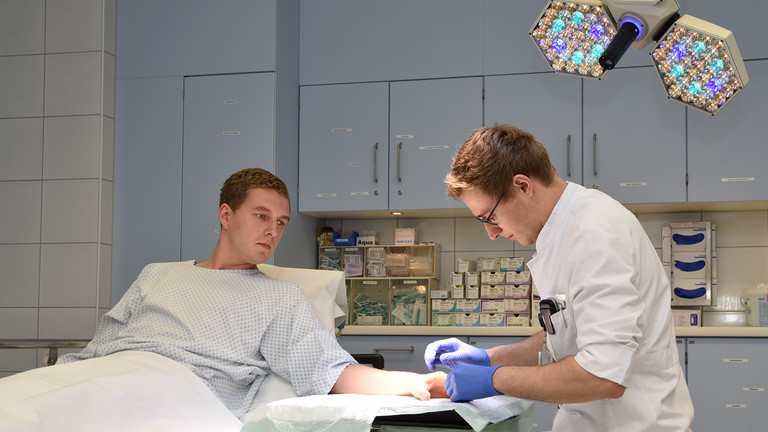 Patient care in the Clinic for Orthopedics and Trauma Surgery in the Albertinen Hospital/Albertinen International in Hamburg Patient care in the Clinic for Orthopedics and Trauma Surgery in the Albertinen Hospital/Albertinen International in Hamburg