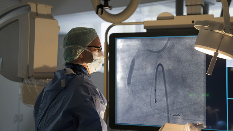 Arzt während einer Operation in der Klinik für Kardiologie im Albertinen Krankenhaus/Albertinen International in Hamburg 