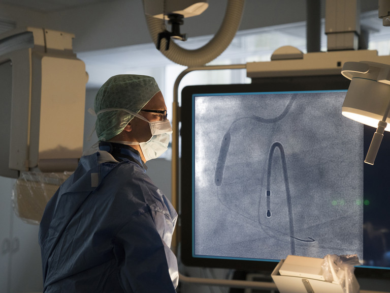 [Translate to Russisch:] Arzt während einer Operation in der Klinik für Kardiologie im Albertinen Krankenhaus /Albertinen International in Hamburg 